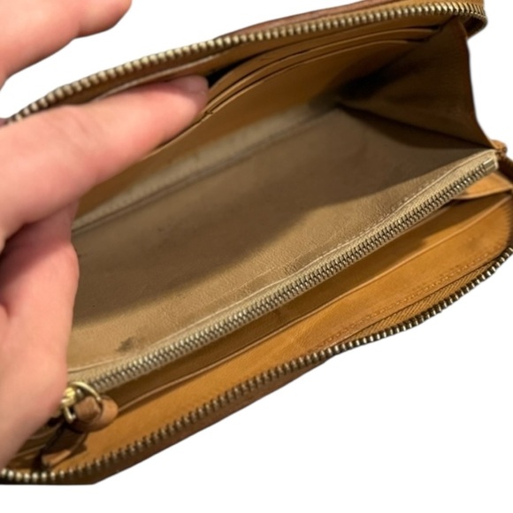 Bottega Veneta Intrecciato Leather Zip Wallet Clutch – Made in Italy - Picture 9 of 12